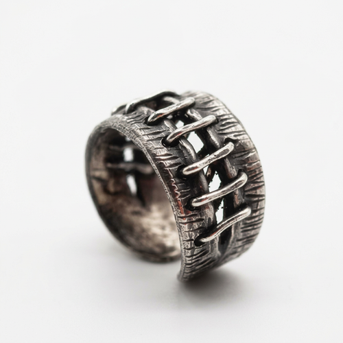Barbed Lattice Ring