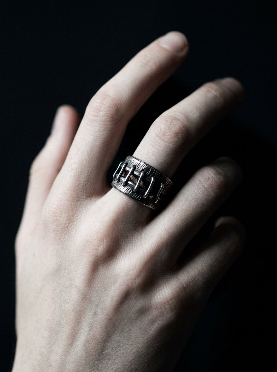 Barbed Lattice Ring